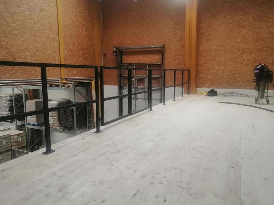 Metallgelaender auf Zwischenebene einer Halle – Luft Metallbau